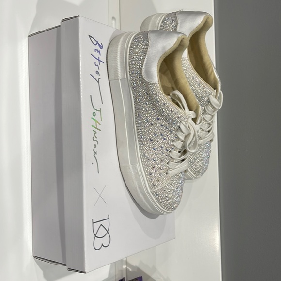 Gorgeous Betsey Johnson Crystal Embellished Sneaker - Size 7.5M - Ivory - Picture 3 of 6
